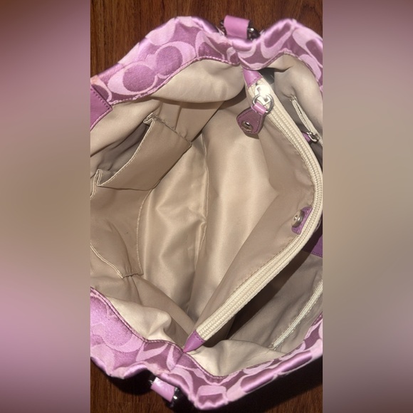 Coach Ashley Signature satchel in purple sateen and patent leather - Picture 7 of 10